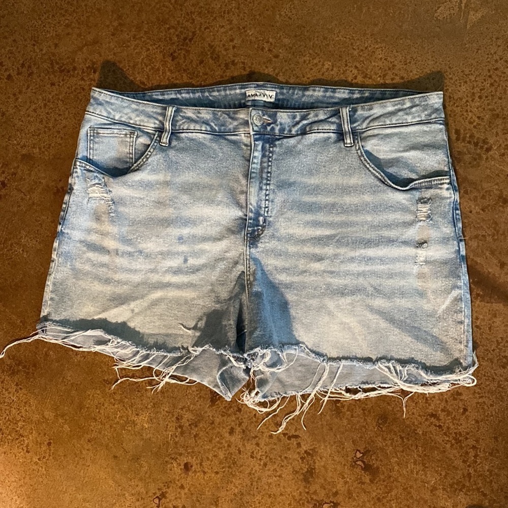 AVA & Viv plus high rise distressed light‎ wash jean shorts